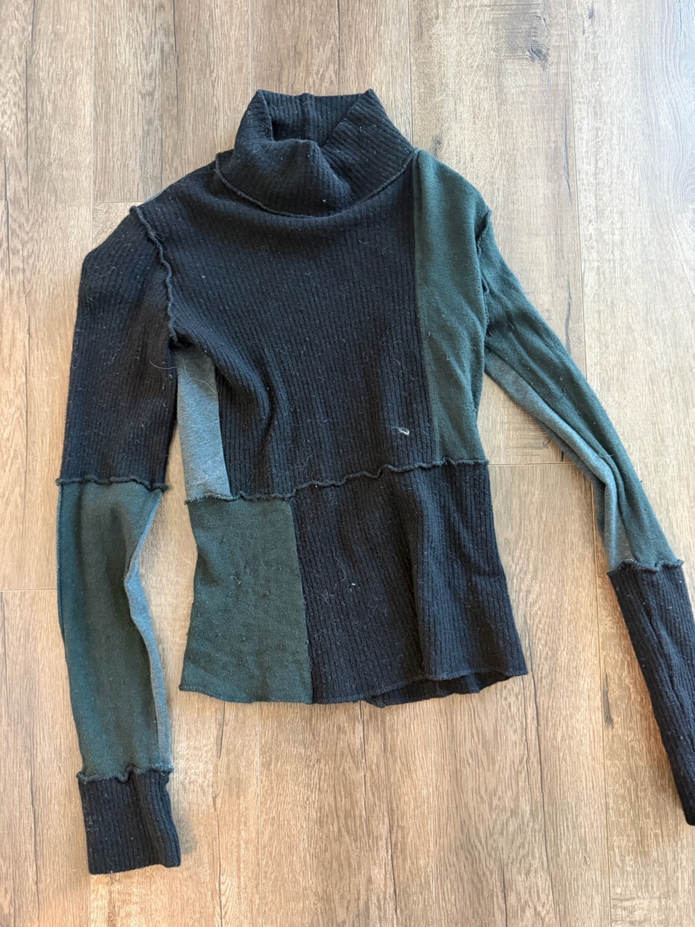 Maison Martin Margiela Colorblock Ribbed turtleneck in Black & Dark Green - Picture 2 of 3